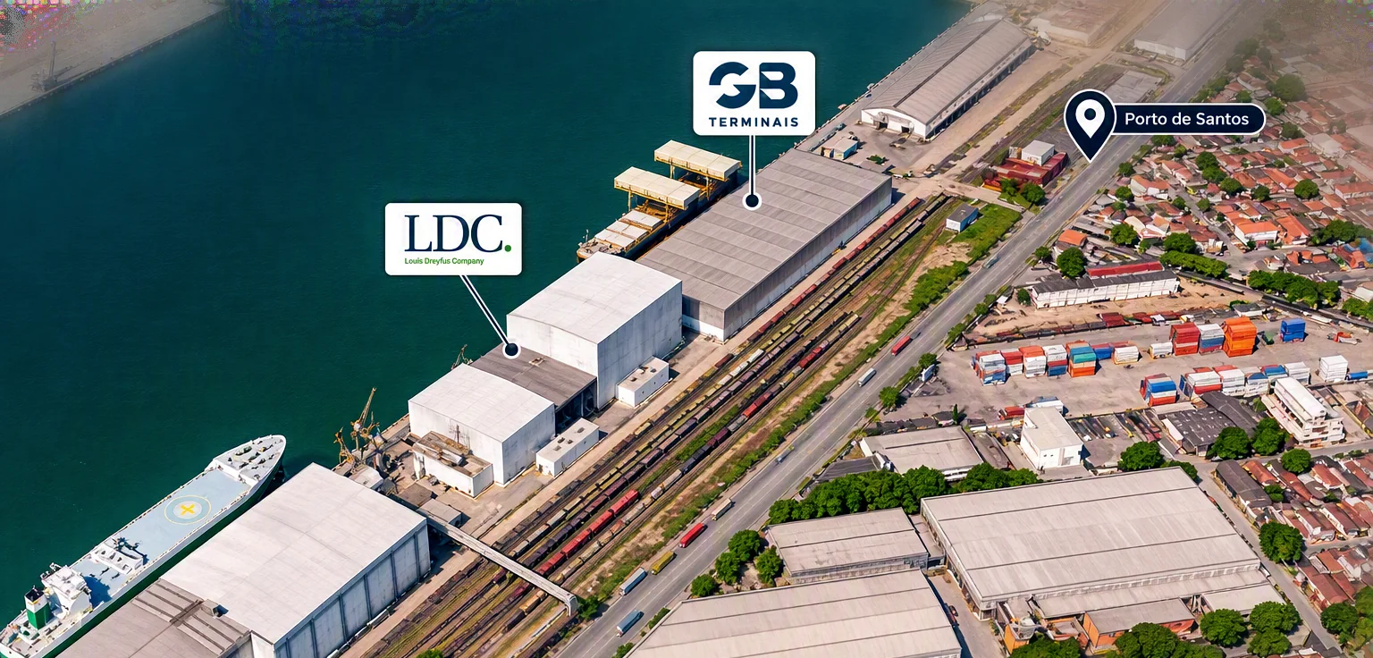 Vista aérea dos Armazéns 30 e 31 no Porto de Santos, com cais, navio, galpões, ferrovia e vias de acesso